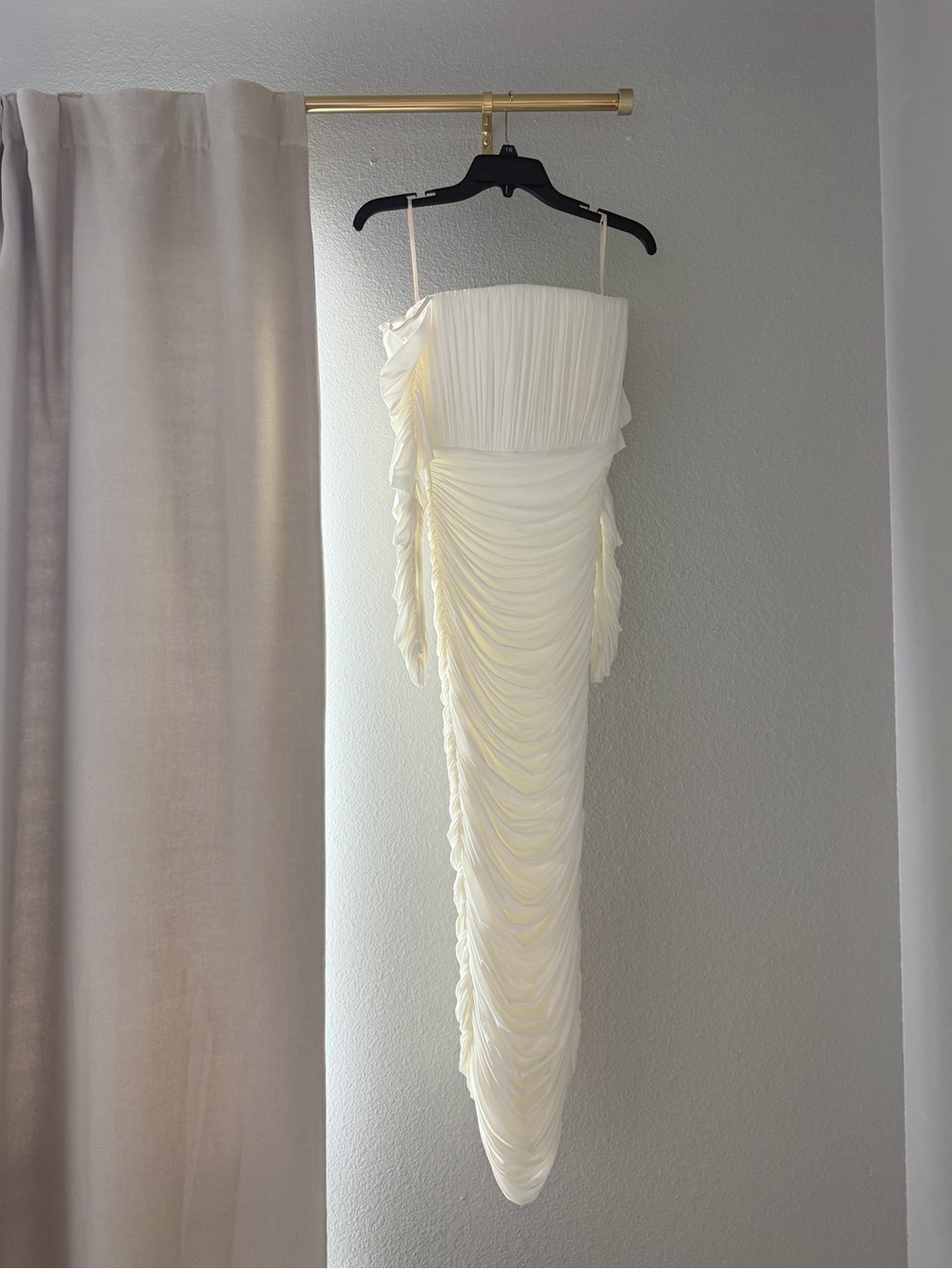 Alex Perry Cream Strapless Ruched Column Gown